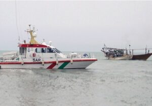 ۵ سرنشین لنج باری در خلیج فارس نجات یافتند