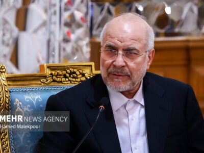 بازدید قالیباف از نمایشگاه کتاب نمایندگان ادوار به مناسبت روز مجلس