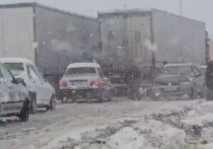 گرفتار شدن خودروها در برف سنگین مرز تمرچین